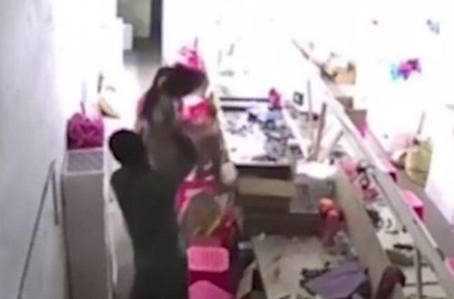 Arvadına əsəbləşən kişi qızını qaldırıb, yerə çırpdı - VİDEO