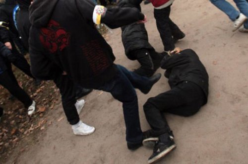 Dostunun xalasına görə bıçağa əl atdı – 