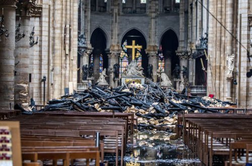 Пожар в Нотр-Даме заставил женщину поверить в чудо - ФОТО