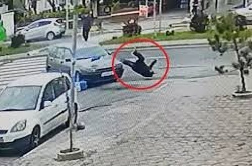 Maşın yolu keçmək istəyən piyadanı vurdu, metrlərlə kənara atdı - VİDEO