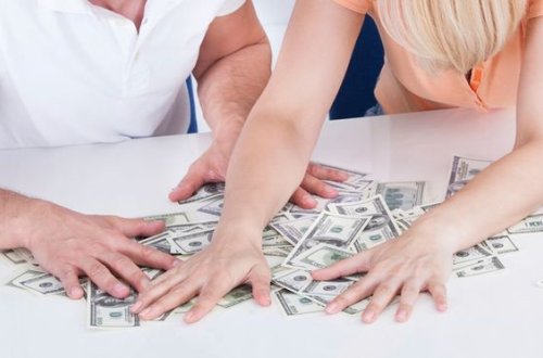 В США пара покопалась в бардачке машины и разбогатела