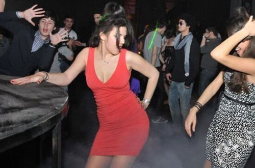 Bakıda gecə klubunda gənc qızı vəhşicəsinə döydülər - Xəstəxanalıq oldu