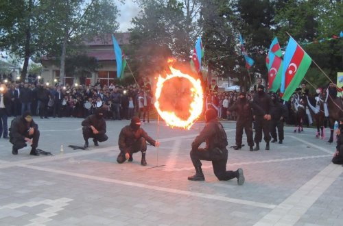 Флаги Азербайджана, Карабахские скакуны и военнослужащие (ФОТО)