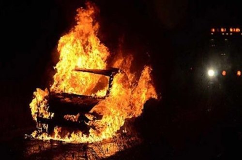 В Баку автомобиль сгорел дотла - ВИДЕО