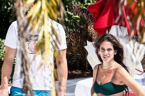 Özündən 15 yaş kiçik sevgilisi ilə çimərliyə yollandı - FOTO