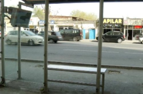 Bakıda qadın sürücü maşını dayanacaqdakıların üstünə sürdü - Yaralılar var