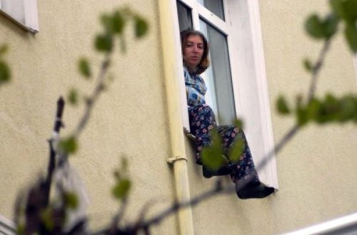 Qonşuları ilə mübahisə etdi, özünü pəncərədən atmaq istədi - Hadisə yerindən FOTOLAR