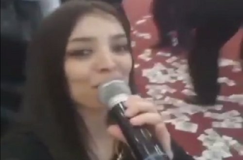 Azərbaycanda Müğənninin Üstünə Pulu Xəzəl Kimi Tökdülər – BİABIRÇI VİDEO