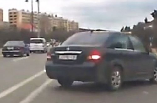 Bakıda xanım sürücünün törətdiyi qəza kameraya düşdü (VİDEO)