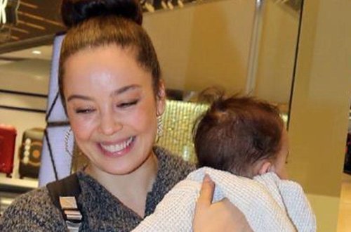 Azra Akın oğlunun adını sinəsinə yazdıracaq