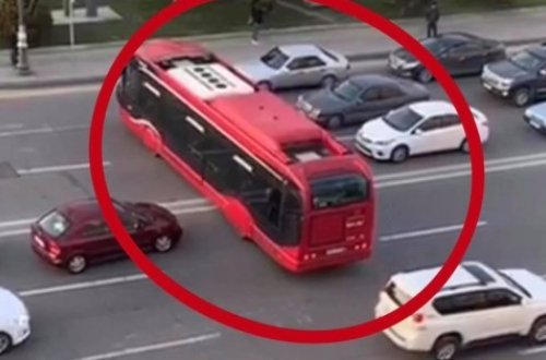 “BakuBus” avtobusu bir manevrlə bütün yolu iflic etdi – VİDEO