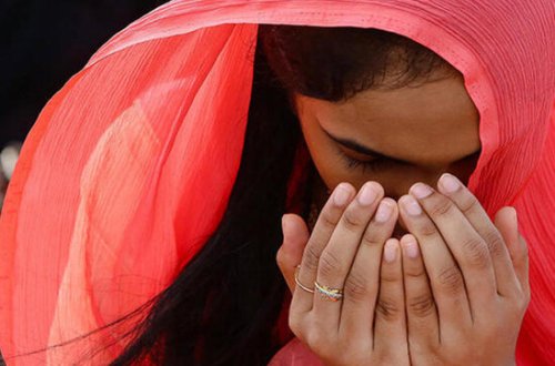 Bu FAKTLAR sizi dəhşətə gətirəcək: Valideynlər qızlarına qarşı görün nə edirlər... - FOTO