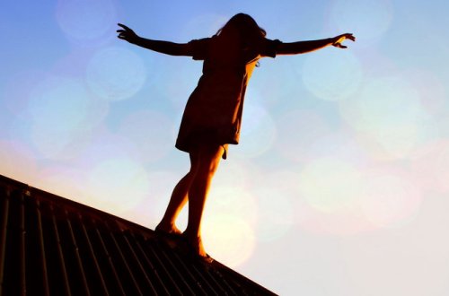 Bakıda özünü binadan atan məktəbli qız möcüzə nəticəsində sağ qaldı