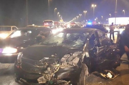 20 Yanvar dairəsində avtomobil səkiyə çırpıldı: xəsarət alan var - VİDEO