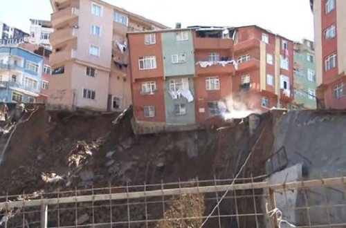 İstanbulda yaşayış binası çökdü - VİDEO
