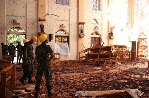 Dəhşətli partlayışdan bir neçə dəqiqə əvvəl - Terrorçunun kilsəyə girdiyi anların VİDEOsu