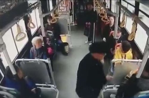 Avtobusda RƏZALƏT! Qadını vurub qucağına oturdu - FOTOLAR