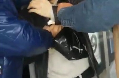 Metroda SKANDAL! Qadın sərnişinə cinsi orqanını göstərdi - VİDEO