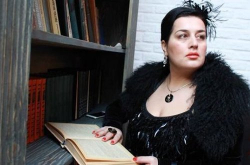 «Vay-vay, oy-oy, doy-doy» - Эльза Сеидджахан «порадовала» пользователей новым стихом