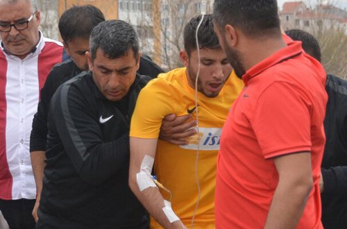 Matç zamanı ağzına arı girdi, xəstəxanalıq oldu - Foto