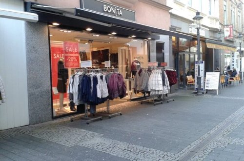 Армянская песня в известном бакинском магазине - ВИДЕО