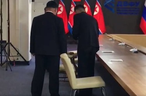 Стул Ким Чен Ына протерли спиртом - ВИДЕО