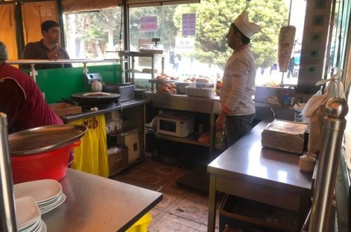 Pişik dönər aparatındakı əti yedi, məkanı bağladılar - FOTO