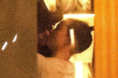 55 yaşlı aktyor rəqqasə ilə öpüşərkən görüntüləndi - FOTO