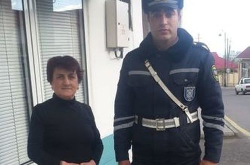 В Азербайджане полицейские вернули женщине ее потерянные деньги