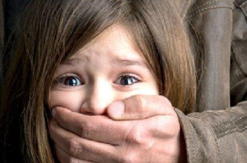 5 yaşlı qızı zorlayan caninin kimliyi məlum oldu