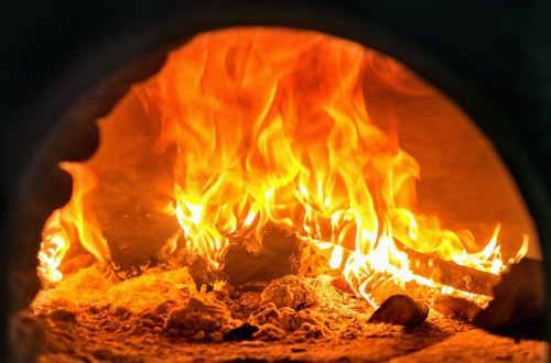 İçində şeytan var deyib 2 yaşlı nəvəsini sobaya atdı - FOTO - VİDEO