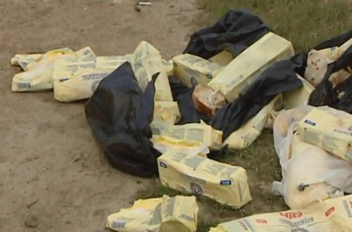 İstifadə müddəti bitmiş yağlar küçəyə atılıb - Üfunət iyi ətrafa yayılır, zibilliyə küçə itləri yığışır