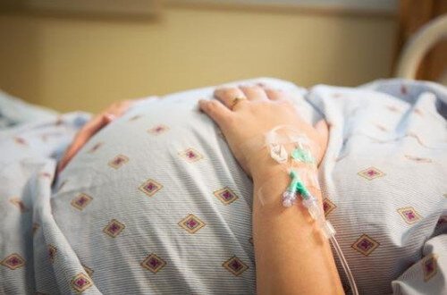 20 yaşlı hamilə həyat yoldaşını vəhşicəsinə döydü, bətnindəki körpə...