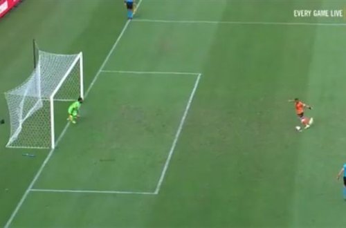 Футболист обманул вратаря слабым ударом с пенальти - ВИДЕО