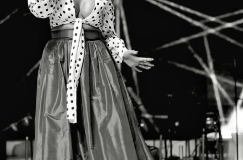 Röya sinəsini çöldə qoydu - FOTO