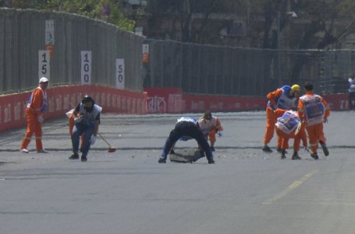 Kanalizasiya qapağı Azərbaycan Qran-prisinin dayandırılmasına səbəb oldu (FOTOLAR)