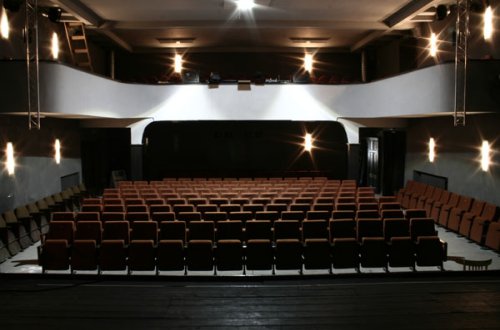 Bakıda məşhur kinoteatrı çayxana etdilər (VİDEO)