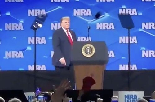 Пьяный американец бросил телефон в Трампа