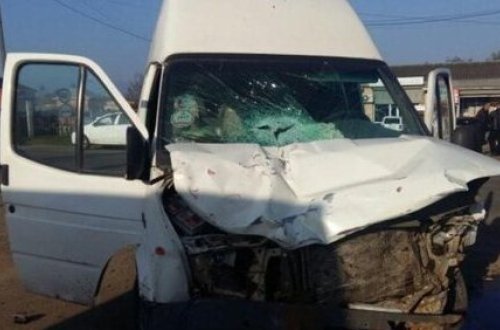 Azərbaycanda məktəbliləri daşıyan mikroavtobus qəzaya uğradı - Yaralılar var