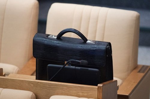 Daha bir məmur işdən çıxarıldı