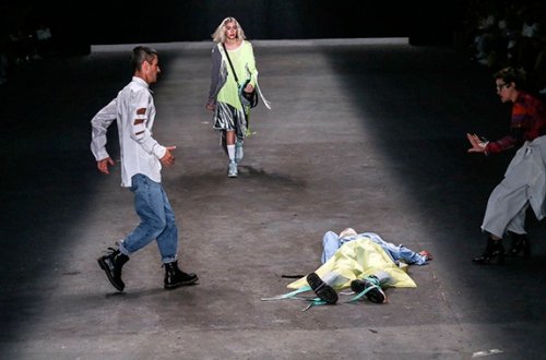 Tanınmış model podiumda öldü, şou zənn etdilər – Video