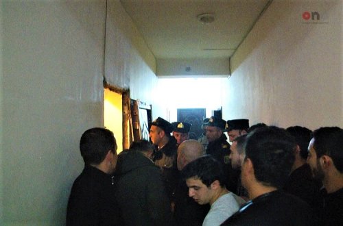 Bakıda corab qurutmaq istəyən şəxs qonşuları təşvişə saldı - VİDEO