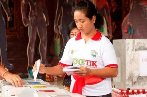 272 человека умерли, считая голоса на выборах в Индонезии