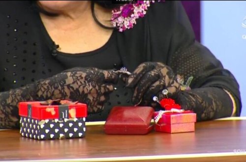 Məşhur xalq artistinin qızıl zinət əşyaları canlı efirdə göstərildi: Qiyməti... - FOTOLAR