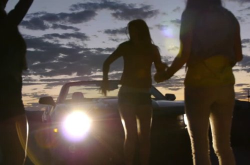 Üç qız Bakının mərkəzində ailəmi bir-birinə vurdu - VİDEO