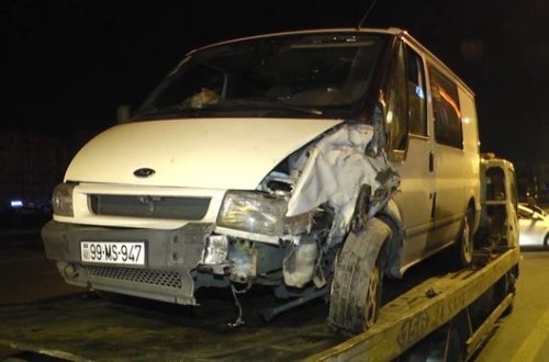 Təhlükəsizlik kəmərini bağlamaq istədi, maşını səkiyə çırpdı - VİDEO
