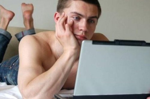 Əri pornoya baxan qadınlarda bu xəstəlik yaranır - ARAŞDIRMA