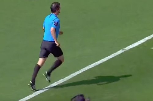 Hakimin qarnı ağrıdı, oyunun ortasında tualetə getdi - VİDEO