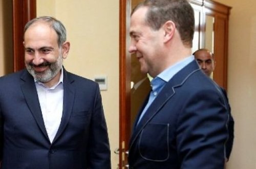 Пашинян и Медведев потанцевали в ночном клубе