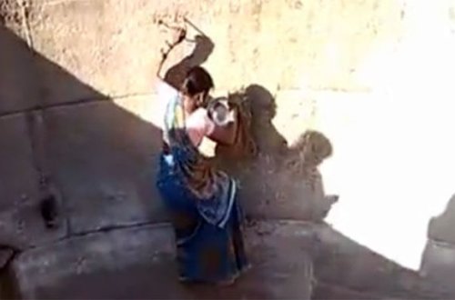 Hindistanda su üçün həyatını təhlükəyə atan qadınlar - VİDEO